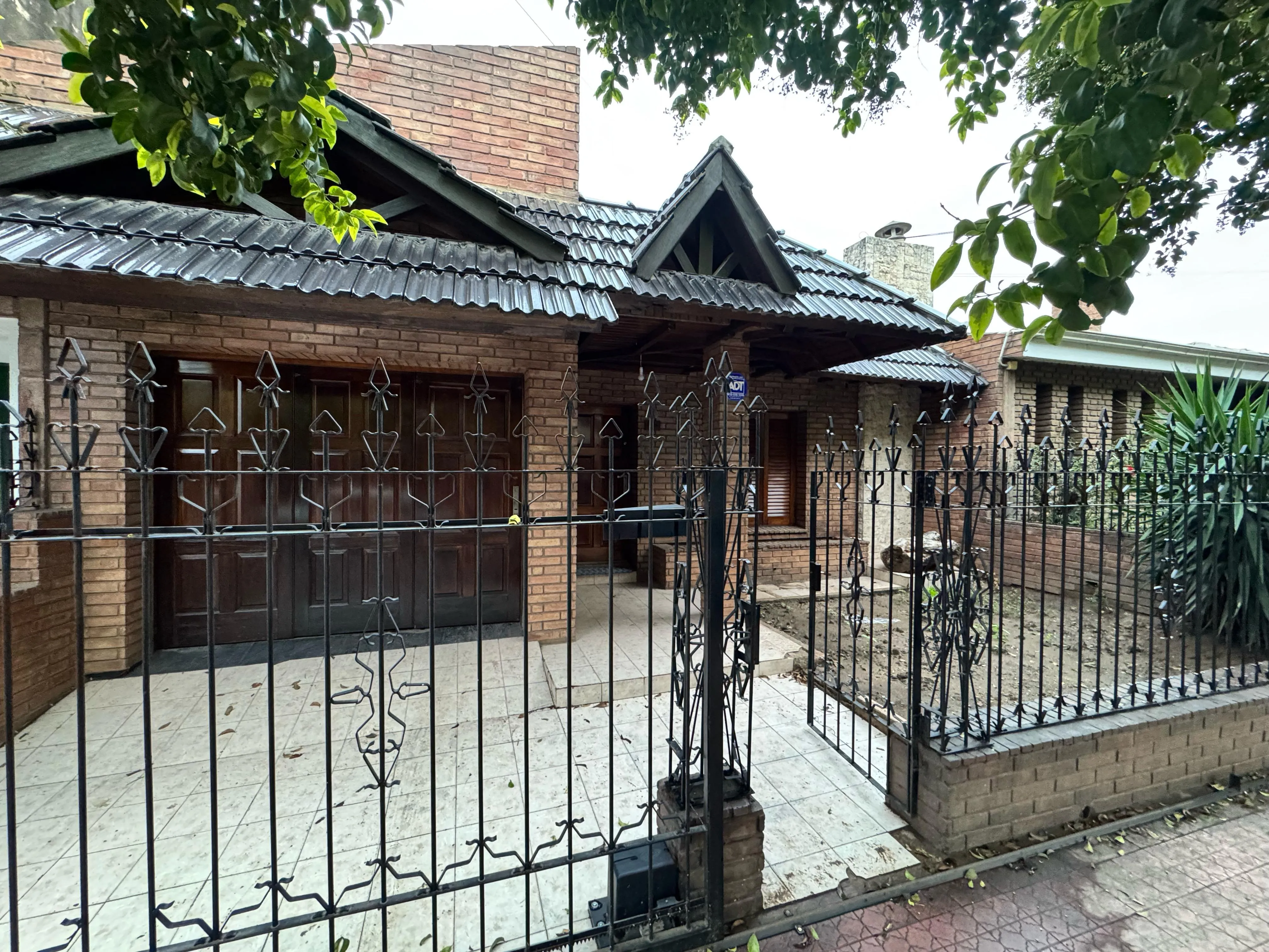 VENDO CASA 1 DORMITORIO Y 12 BARRIO COLON