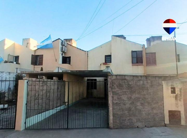 Casa · 80m² · 8 Ambientes · 1 Cochera