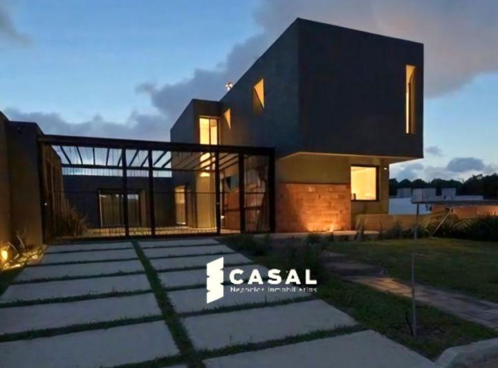 Casa · 287m² · 3 Ambientes · 2 Cocheras