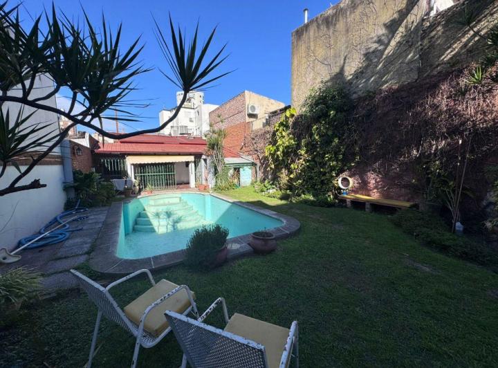 Casa · 355m² · 6 Ambientes · 1 Cochera