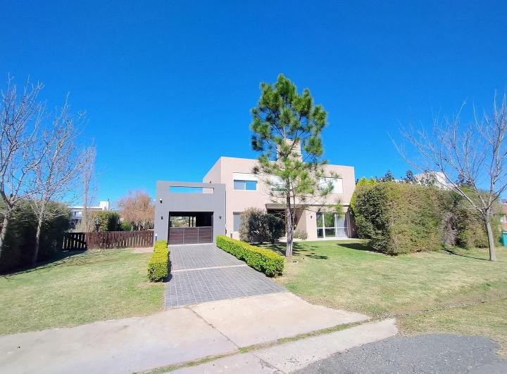 Casa · 240m² · 5 Ambientes · 2 Cocheras