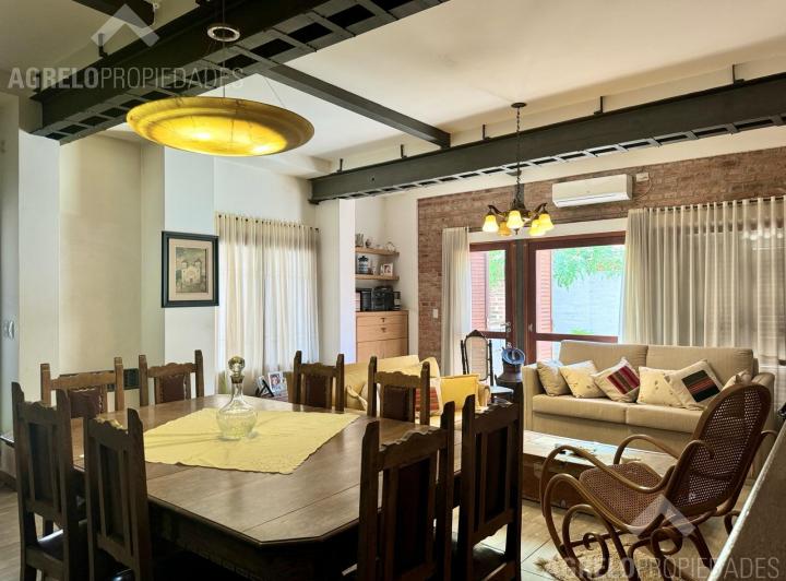 Casa · 348m² · 5 Dormitorios · 2 Cocheras