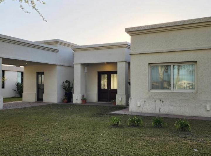Casa · 200m² · 4 Ambientes · 1 Cochera