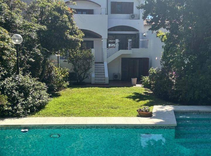 Casa · 200m² · 6 Ambientes · 3 Cocheras