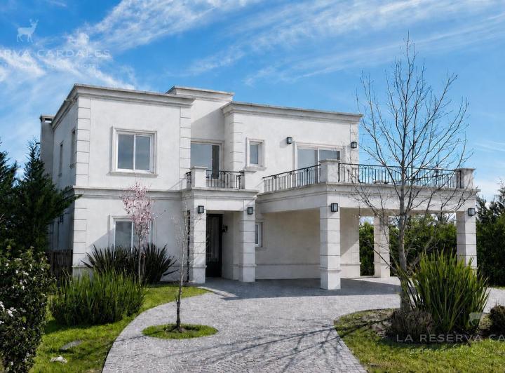 Casa · 295m² · 7 Ambientes · 2 Cocheras