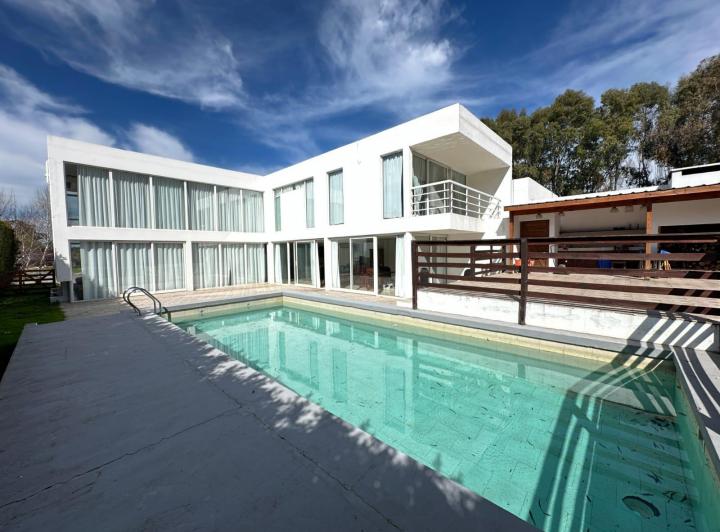 Casa · 371m² · 4 Ambientes · 1 Cochera
