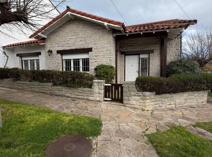Casa · 200m² · 4 Ambientes · 1 Cochera