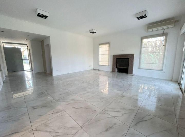 Casa · 235m² · 5 Ambientes · 1 Cochera