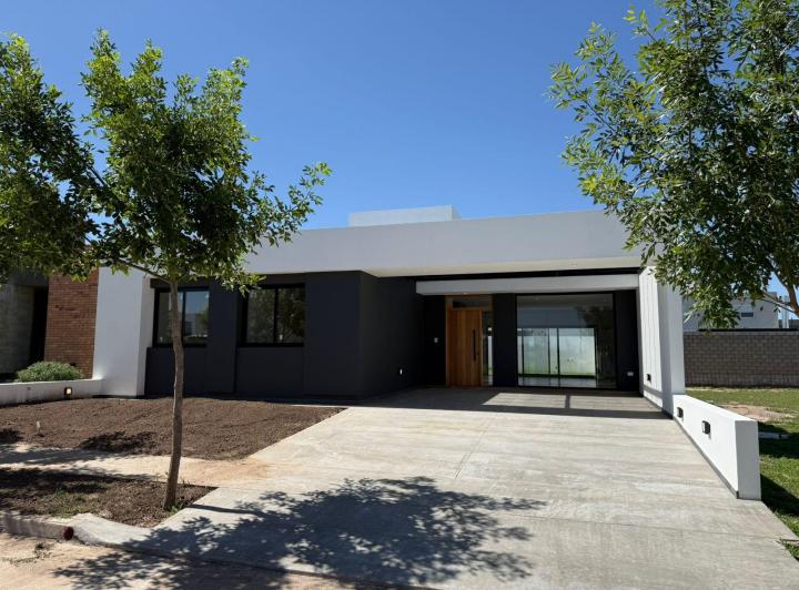 Casa · 212m² · 6 Ambientes · 2 Cocheras