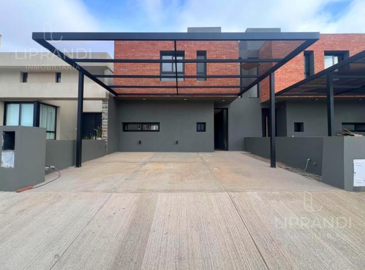 Casa · 138m² · 4 Ambientes · 2 Cocheras