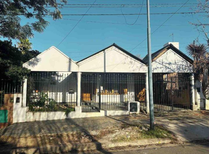 Casa · 230m² · 11 Ambientes · 1 Cochera