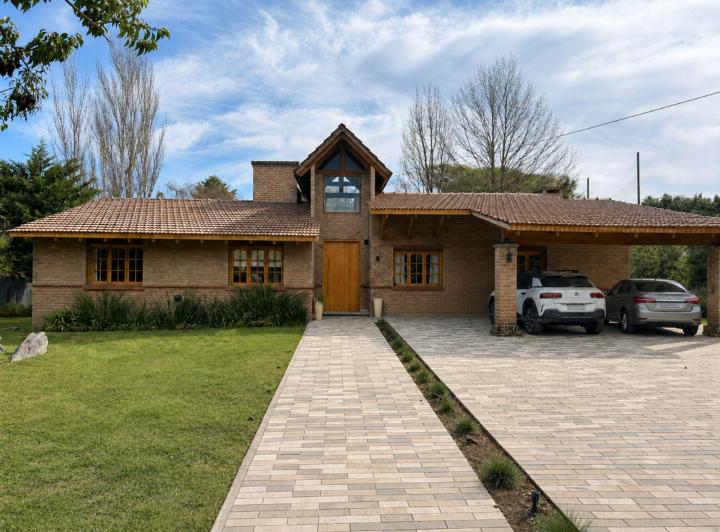 Casa · 280m² · 8 Ambientes · 2 Cocheras