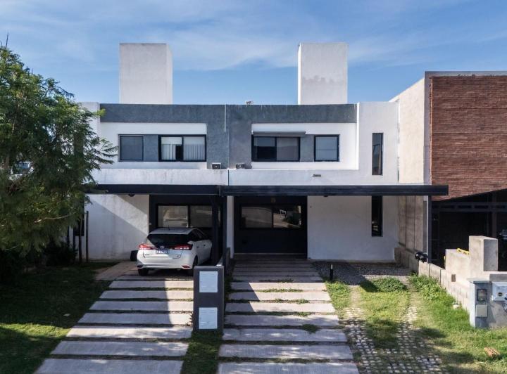 Casa · 140m² · 4 Ambientes · 2 Cocheras