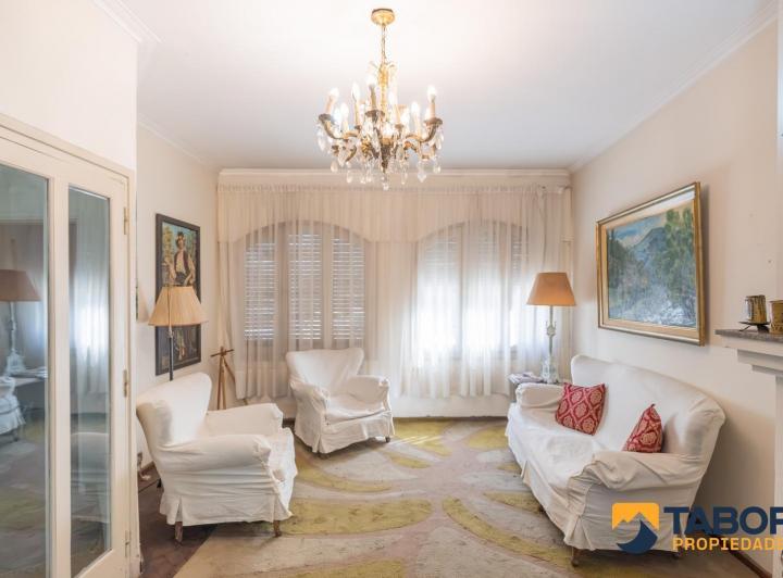 Casa · 194m² · 7 Ambientes · 1 Cochera