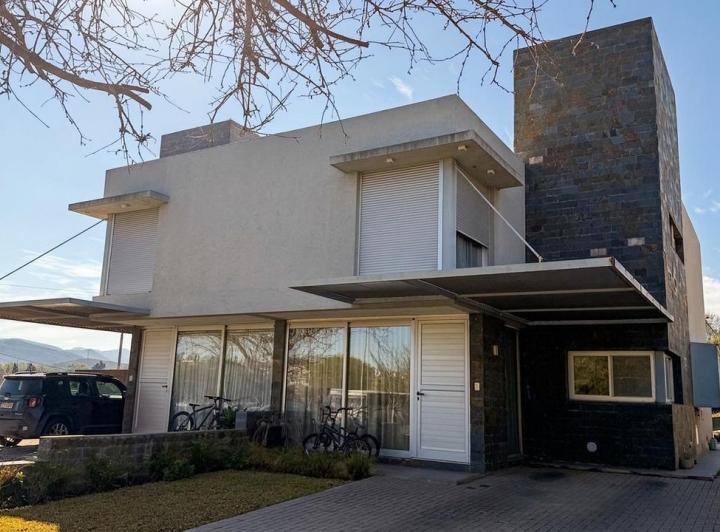 Casa · 195m² · 4 Ambientes · 2 Cocheras