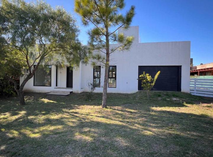 Casa · 130m² · 5 Ambientes · 3 Cocheras