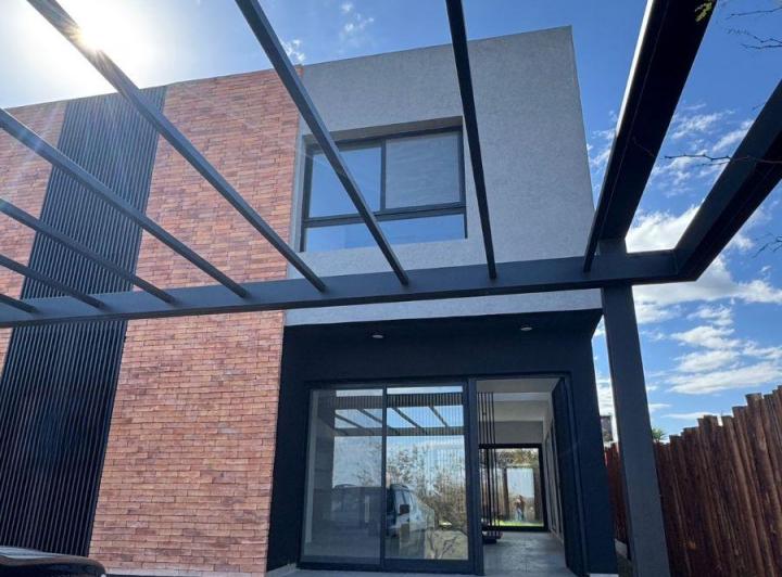 Casa · 130m² · 5 Ambientes · 2 Cocheras