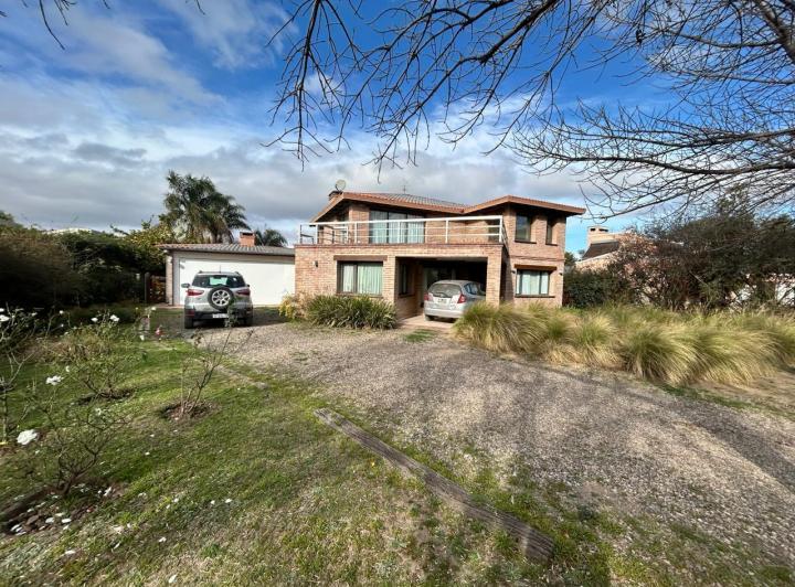 Casa · 1180m² · 4 Dormitorios · 5 Cocheras