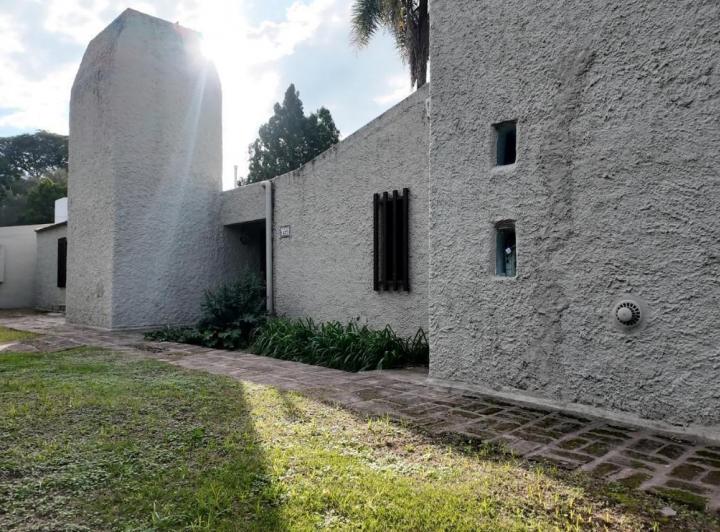 Casa · 220m² · 6 Ambientes · 2 Cocheras