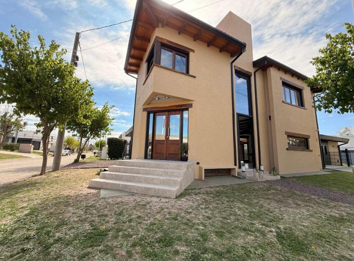 Casa · 350m² · 2 Ambientes · 1 Cochera