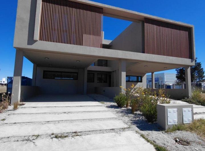 Casa · 140m² · 5 Ambientes · 2 Cocheras