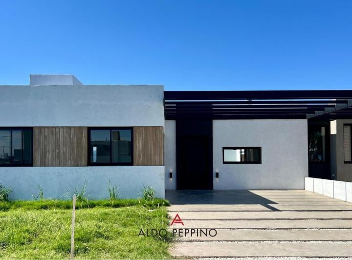 Casa · 140m² · 3 Ambientes · 2 Cocheras