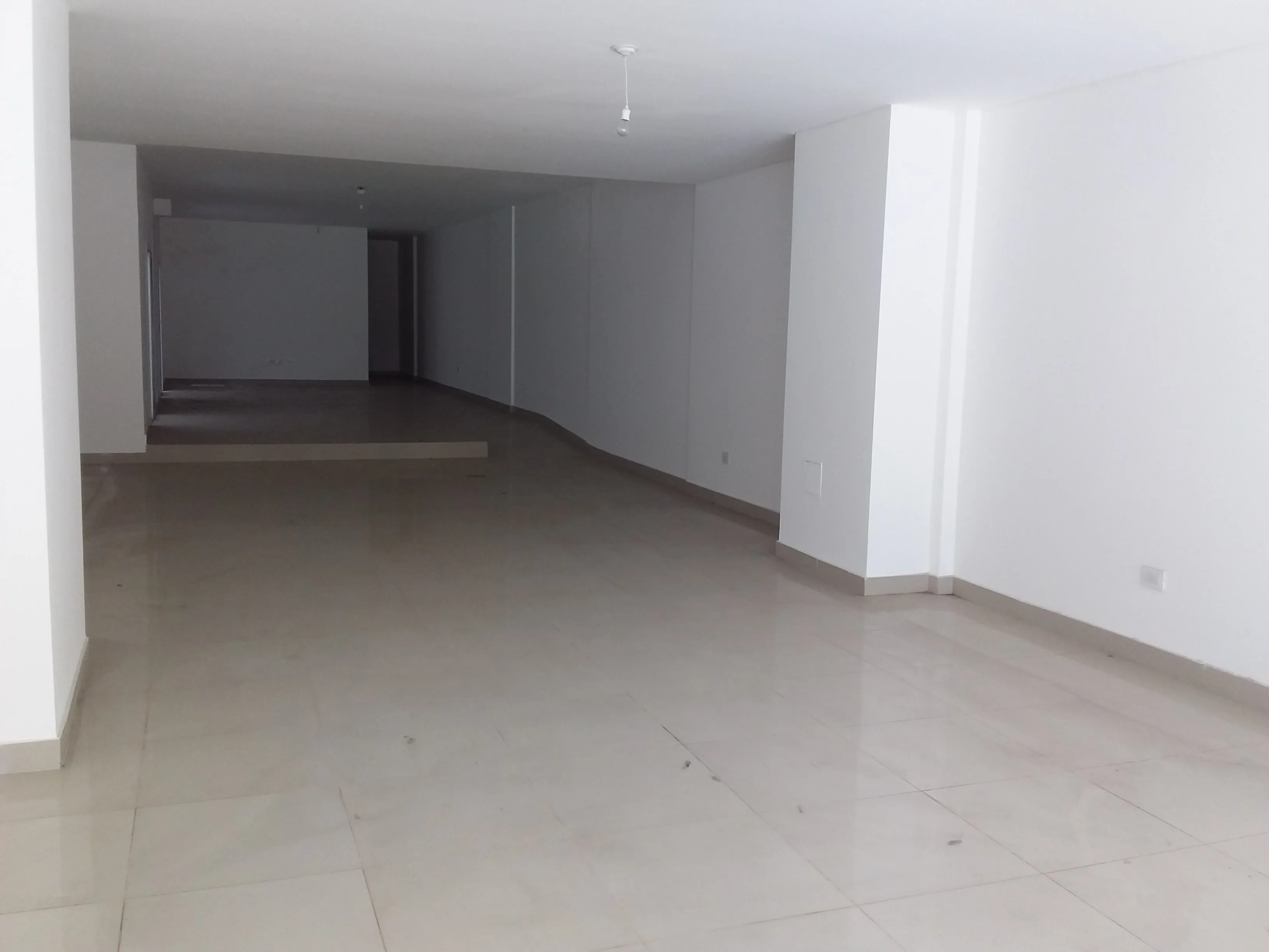 LOCAL 320m2 -3 baños- Zona Estrategica