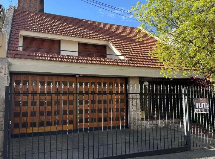 Casa · 356m² · 9 Ambientes · 2 Cocheras