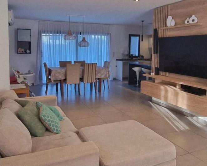 Casa · 180m² · 6 Ambientes · 2 Cocheras