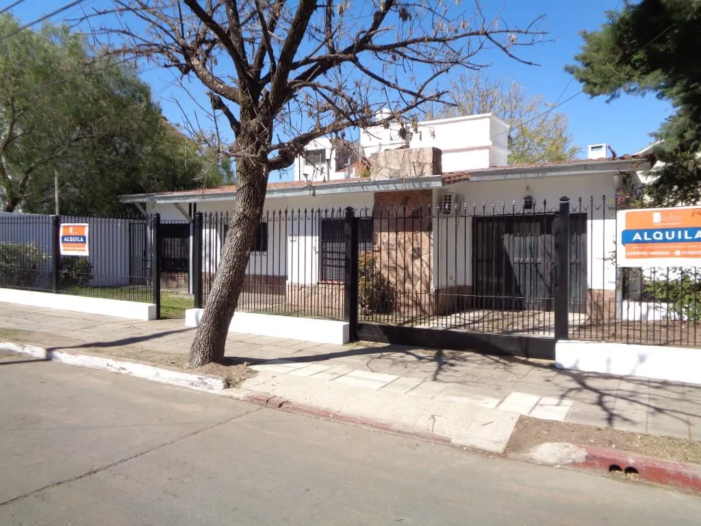 Barrio Villa Belgrano - Casa de 2 Dormitorios, con Garaje, Escritorio y Patio co...