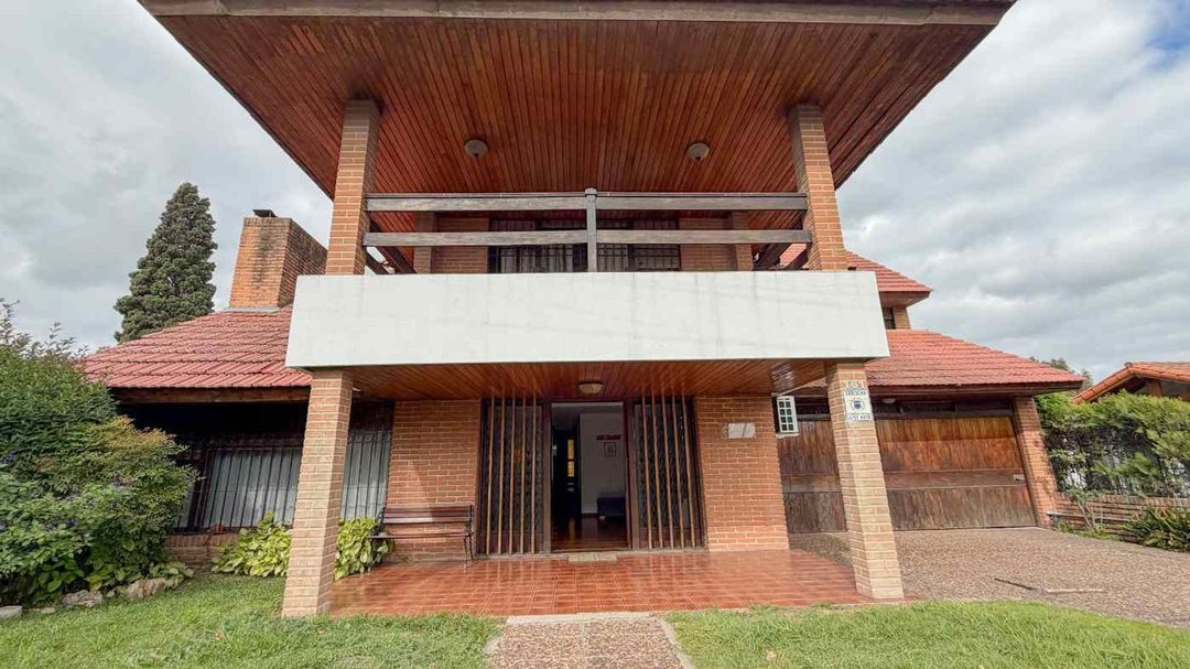 CASA 8 AMBIENTES EN VENTA EN ADROGUÉ CON JARDÍN