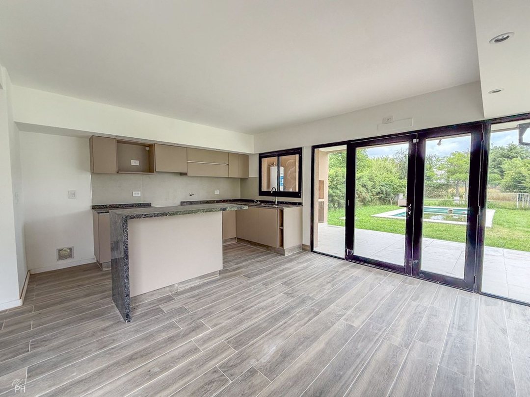 CASA EN VENTA 2 DORMITORIOS ROLDAN
