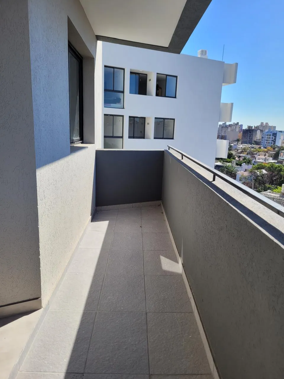 A MTS. DEL NVOCENTRO SHOPPING, IMPECABLE 2 DOR. AMPLIO BALCON