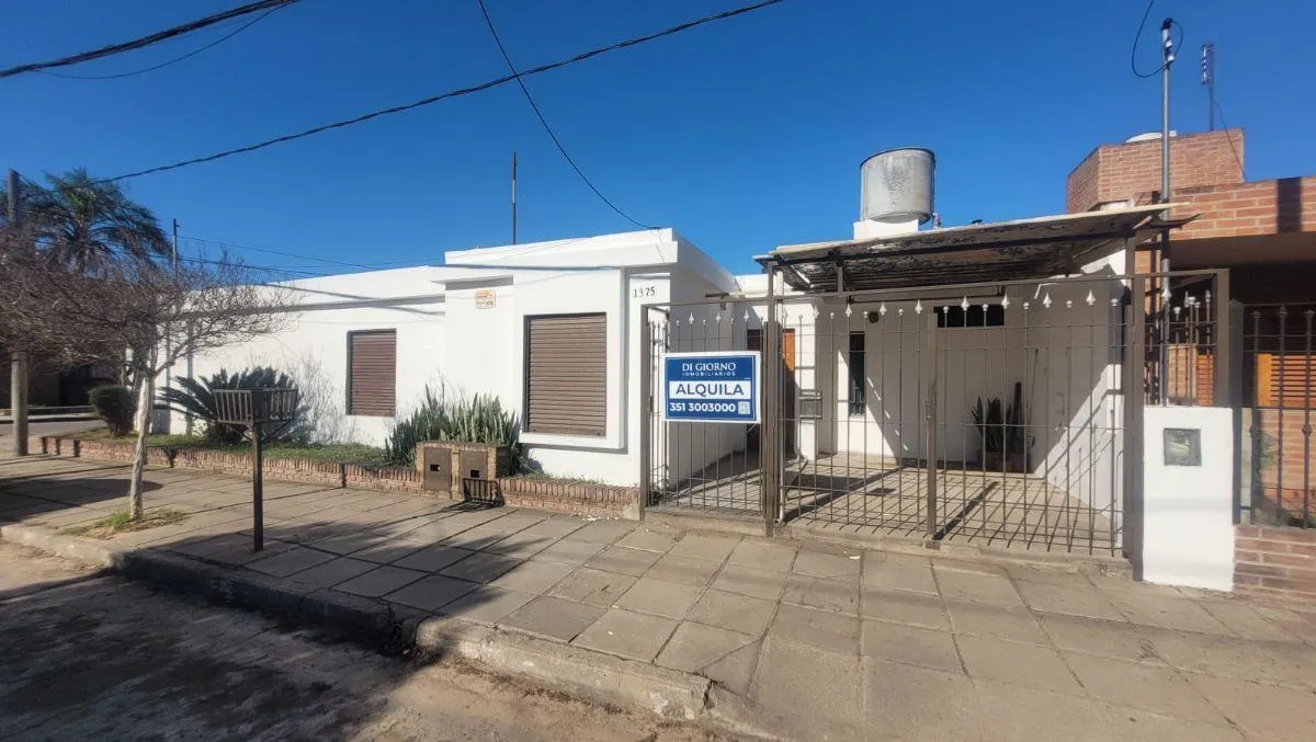 Casa con Cochera en Alquiler en Los Platanos!