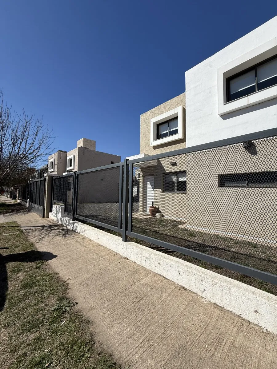Venta Duplex 3 dormitorios con cochera y patio amplio en Docta Avenida