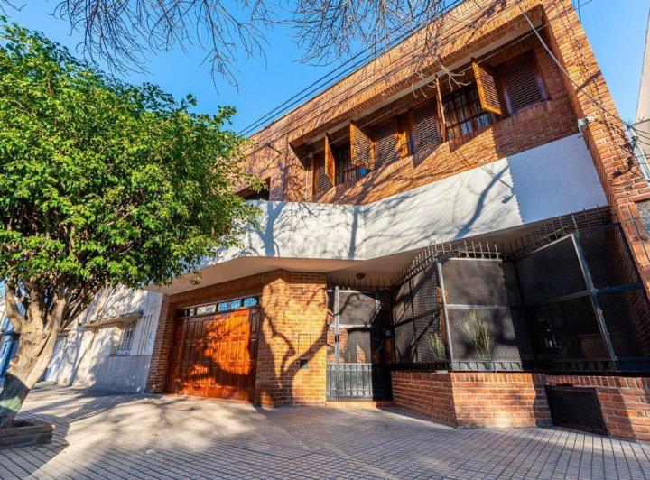 Casa · 333m² · 7 Ambientes · 2 Cocheras