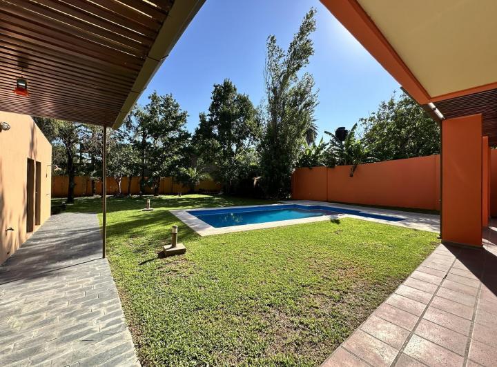 Casa · 245m² · 7 Ambientes · 2 Cocheras