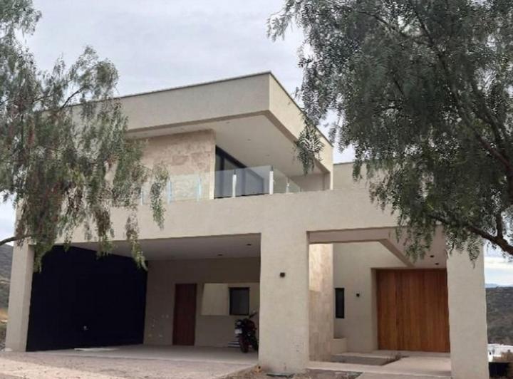 Casa · 600m² · 8 Ambientes · 3 Cocheras