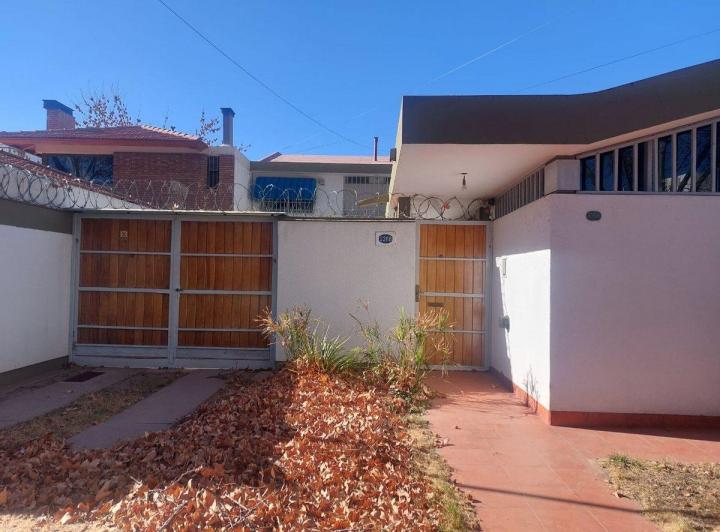 Casa · 271m² · 7 Ambientes · 2 Cocheras