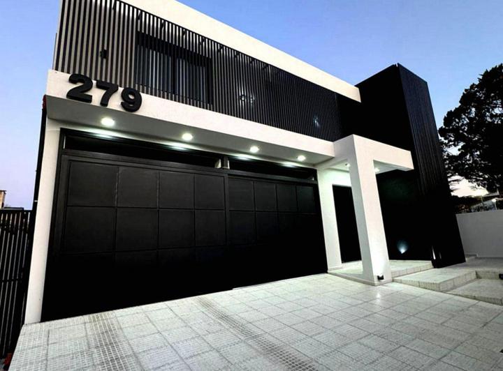 Casa · 260m² · 4 Ambientes · 2 Cocheras