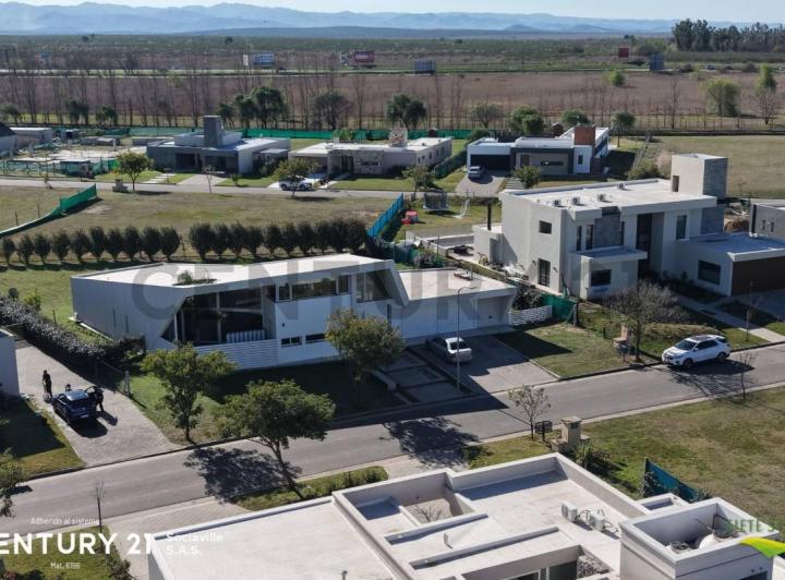 Casa · 350m² · 5 Ambientes · 2 Cocheras