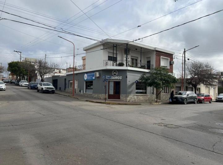 Casa · 327m² · 10 Ambientes · 1 Cochera