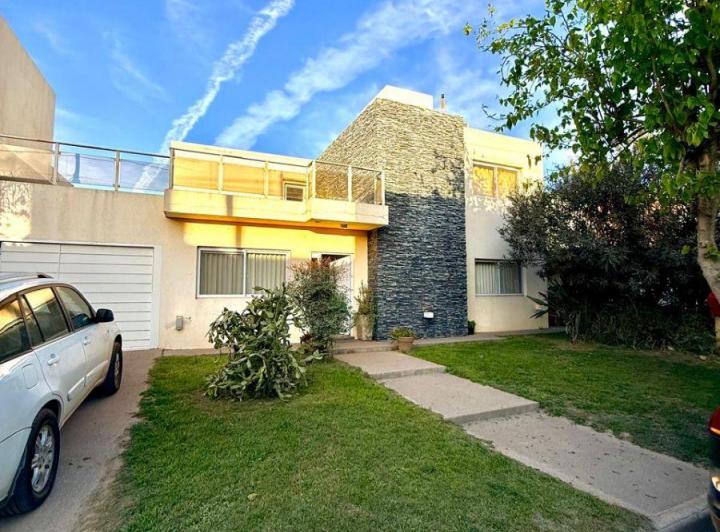 Casa · 180m² · 7 Ambientes · 2 Cocheras
