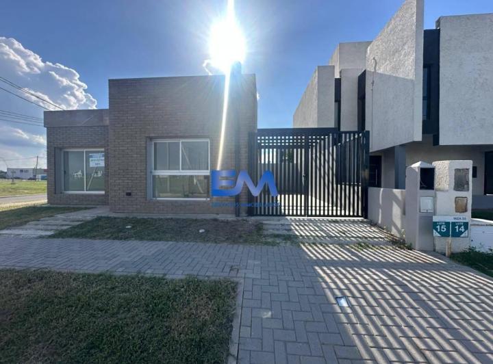 Casa · 65m² · 4 Ambientes · 2 Cocheras