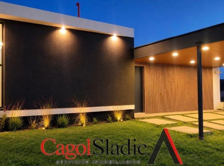 Casa · 220m² · 5 Ambientes · 2 Cocheras