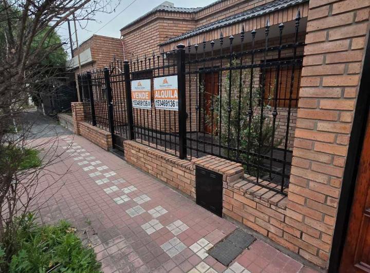 Casa · 230m² · 10 Ambientes · 2 Cocheras