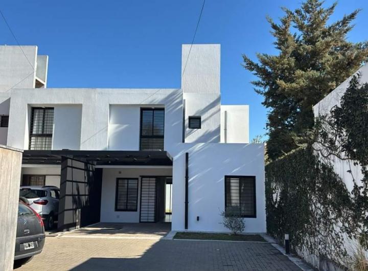 Casa · 156m² · 6 Ambientes · 1 Cochera