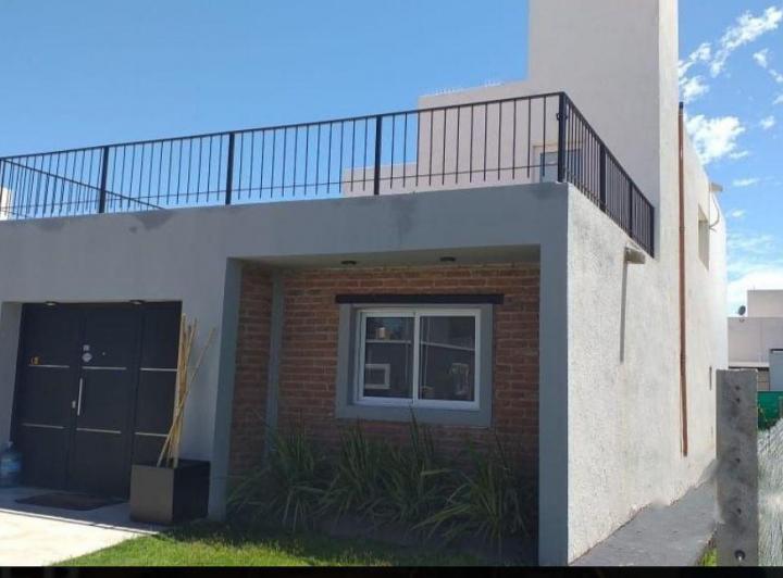 Casa · 300m² · 5 Ambientes · 1 Cochera