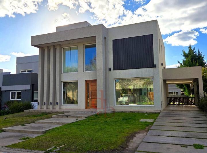 Casa · 184m² · 4 Ambientes · 3 Cocheras
