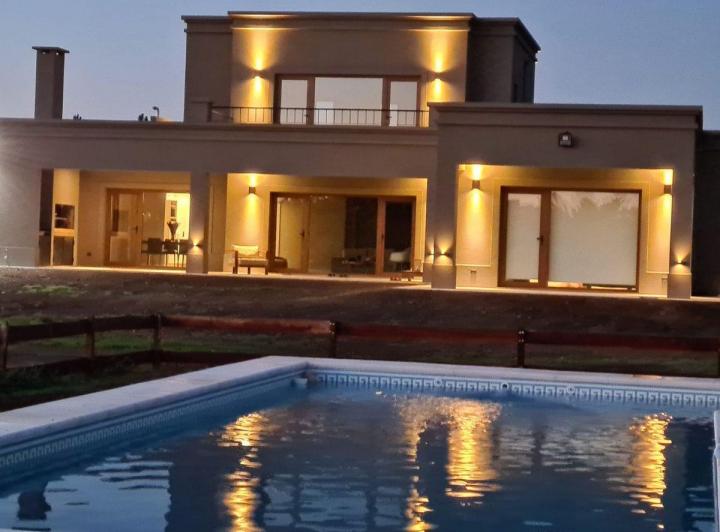 Casa · 300m² · 5 Ambientes · 2 Cocheras